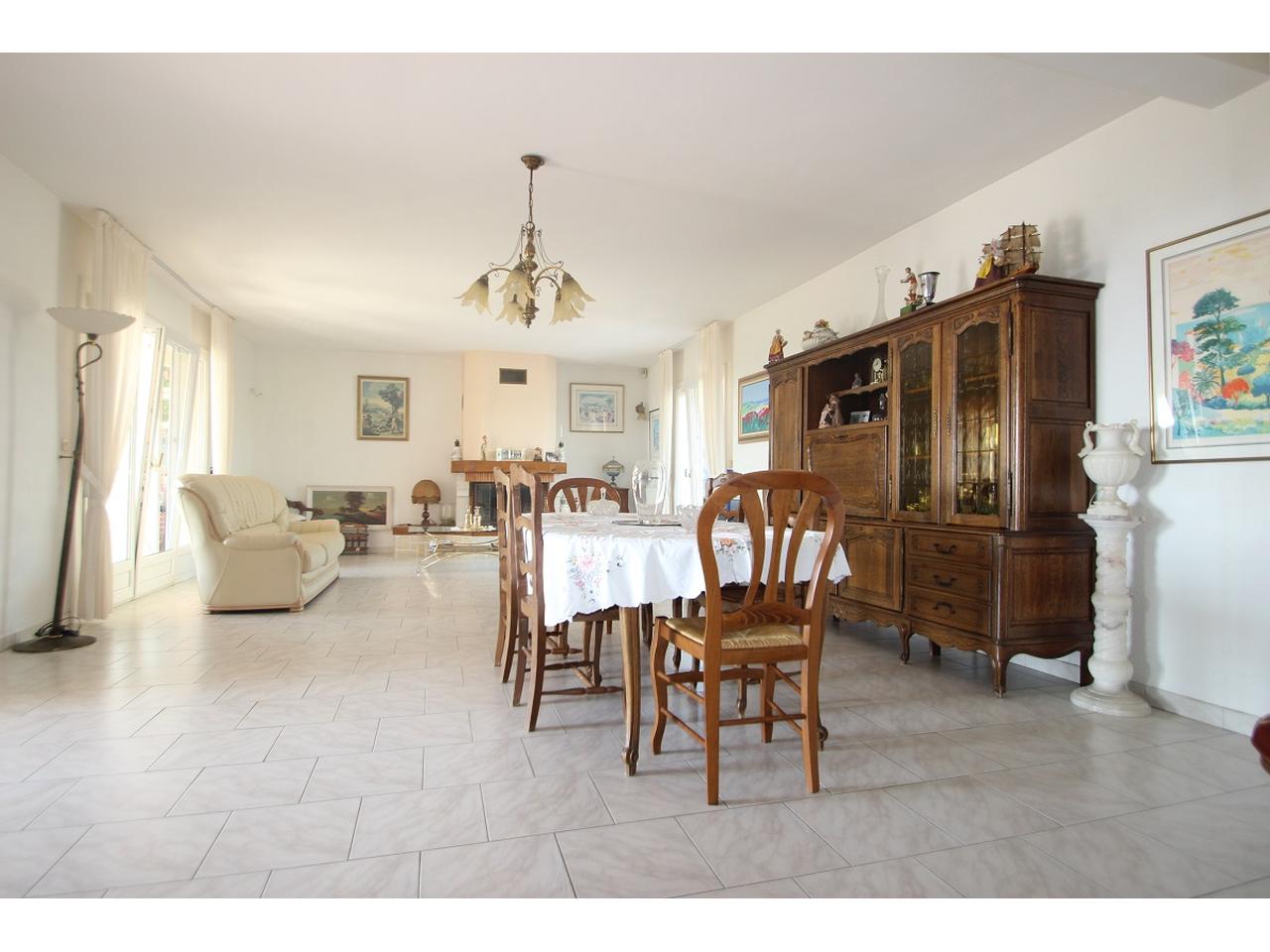 Villa vue mer à vendre à La Roquette sur Siagne - séjour 2.JPG