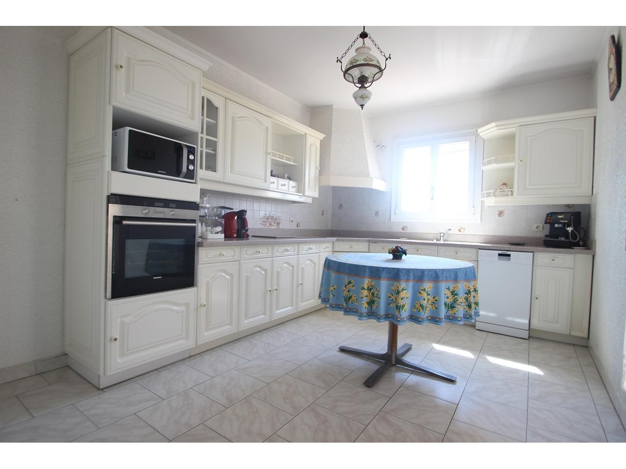 Villa vue mer à vendre à La Roquette sur Siagne - cuisine.JPG