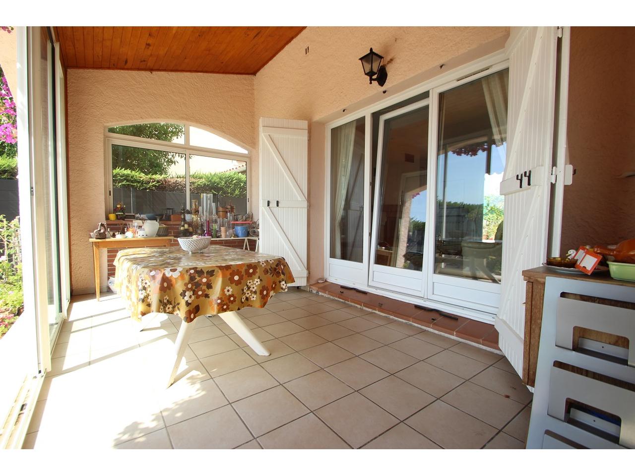 Villa vue mer à vendre à La Roquette sur Siagne - véranda.JPG