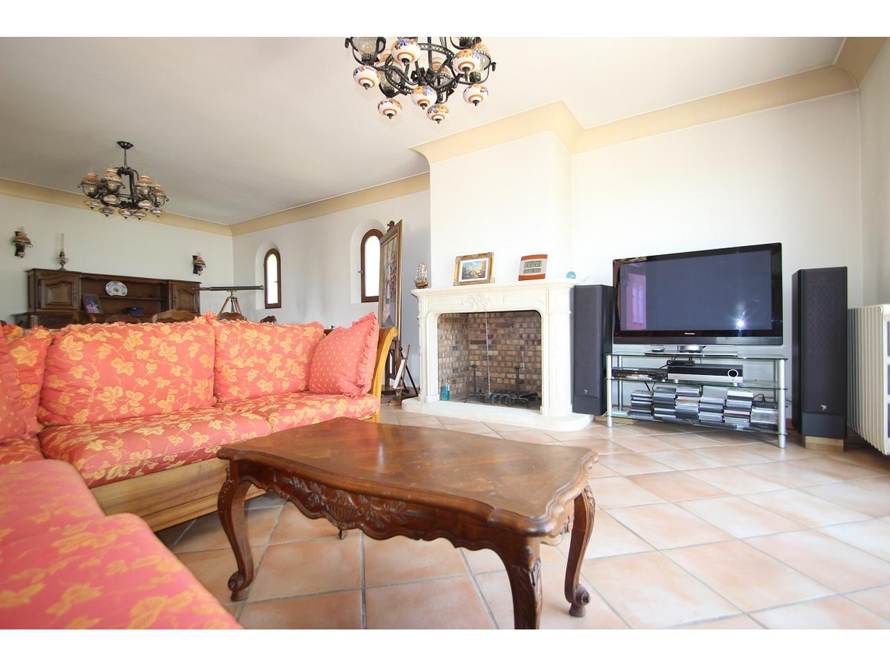 Villa individuelle avec piscine à vendre à La Roquette sur Siagne - séjour.JPG