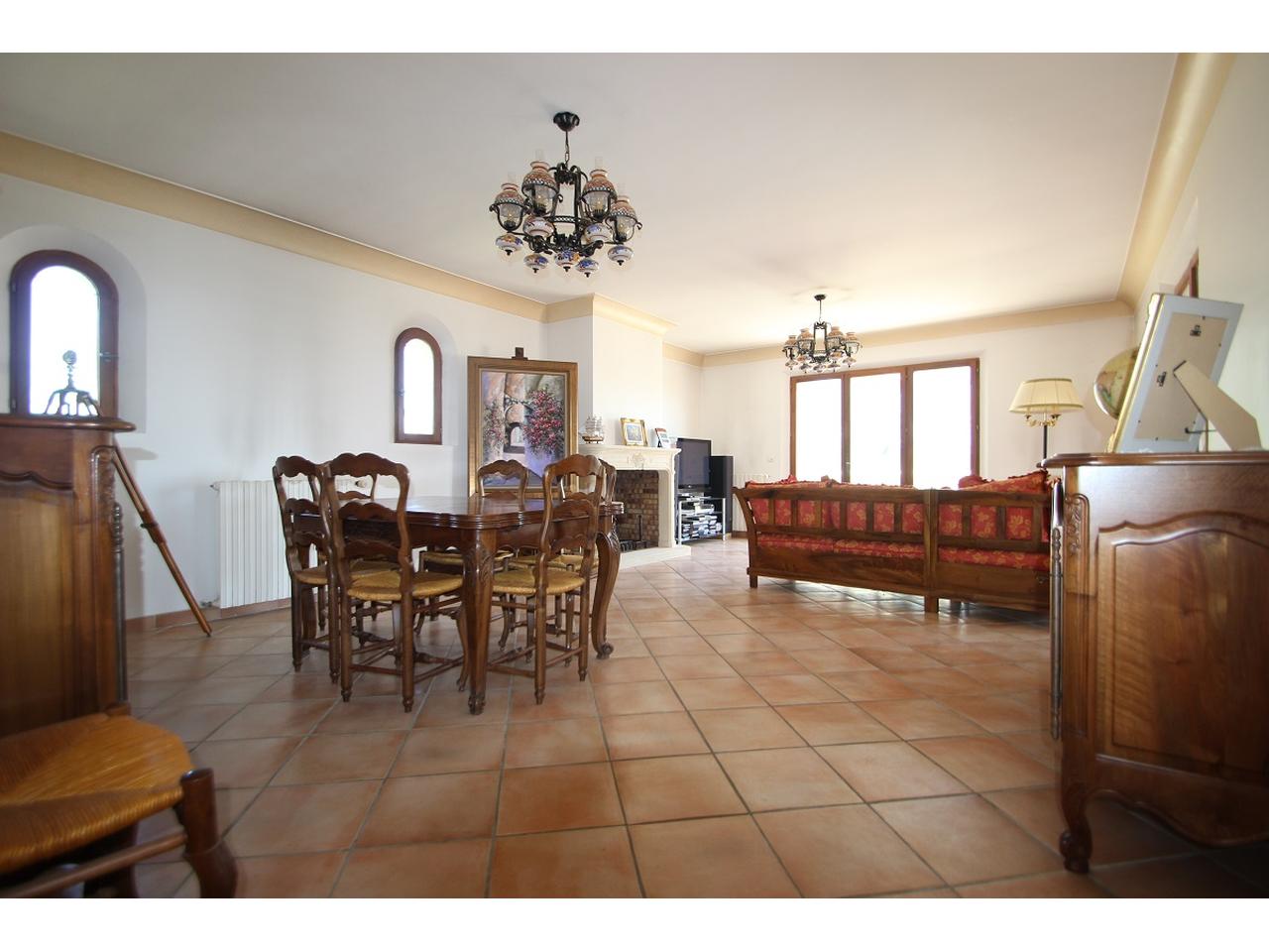 Villa individuelle avec piscine à vendre à La Roquette sur Siagne - séjour 2.JP