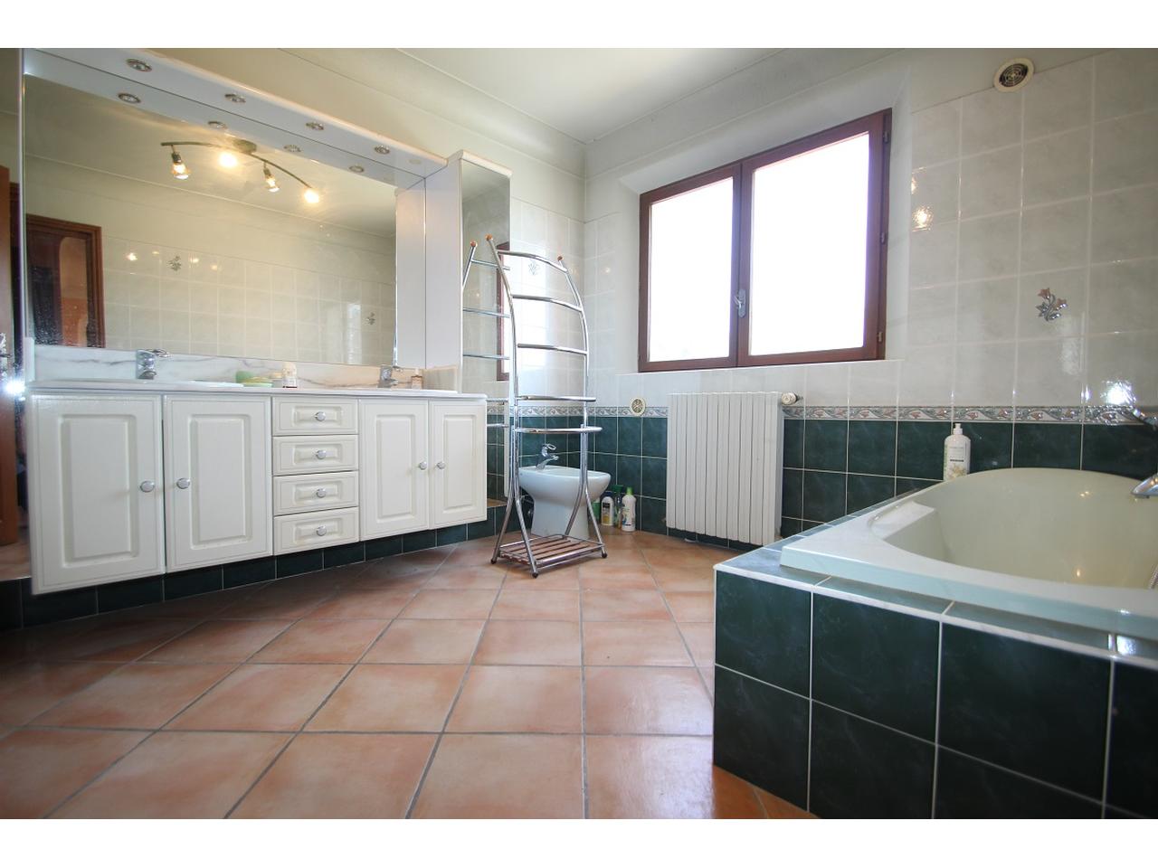 Villa individuelle avec piscine à vendre à La Roquette sur Siagne - bains 2.JPG