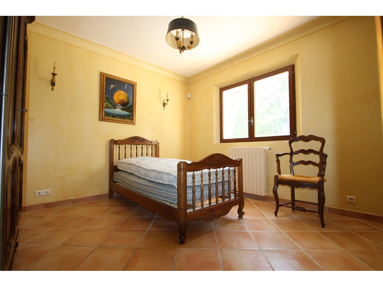 Villa individuelle avec piscine à vendre à La Roquette sur Siagne - chambre.JPG