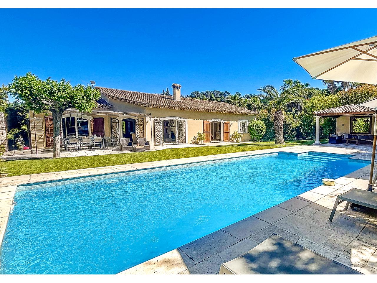 Invitation à Découvrir une Demeure Élégante et Confortable 